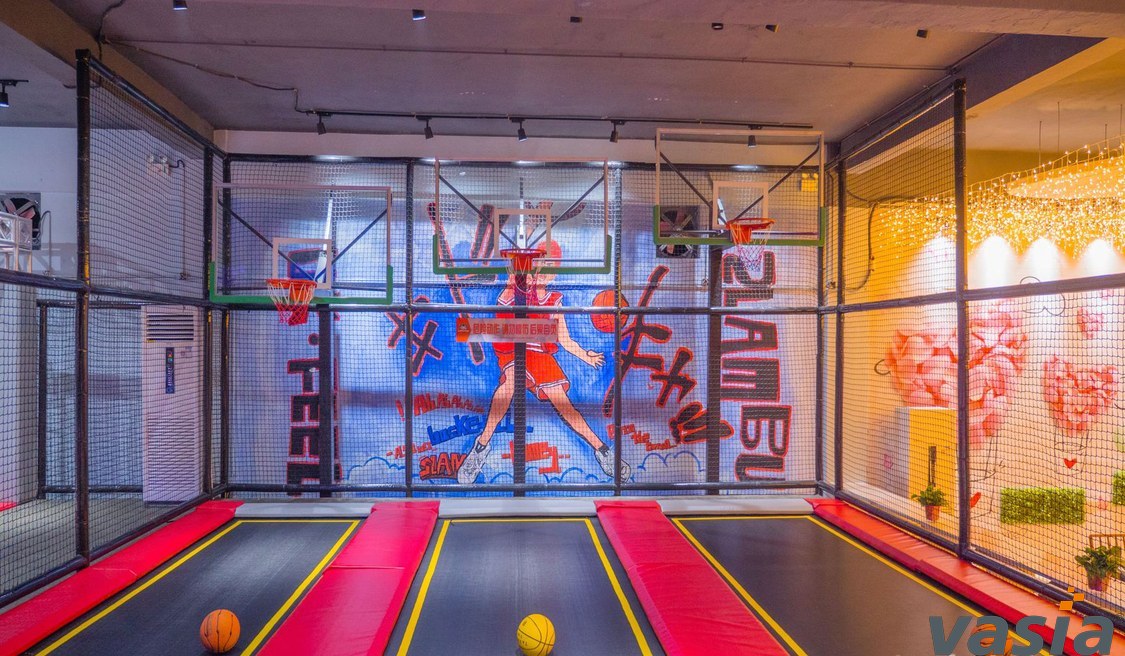 How do the players keep safe in the indoor trampoline play place? 
